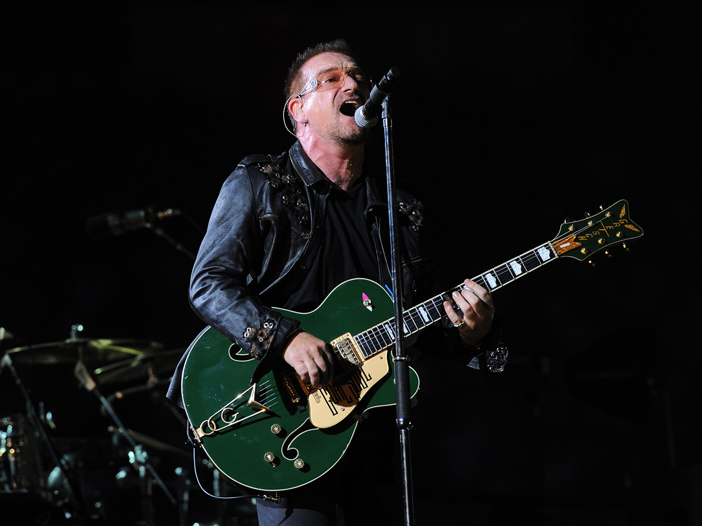 U2的Bono和Edge在圣诞节前夕在都柏林发现了街头