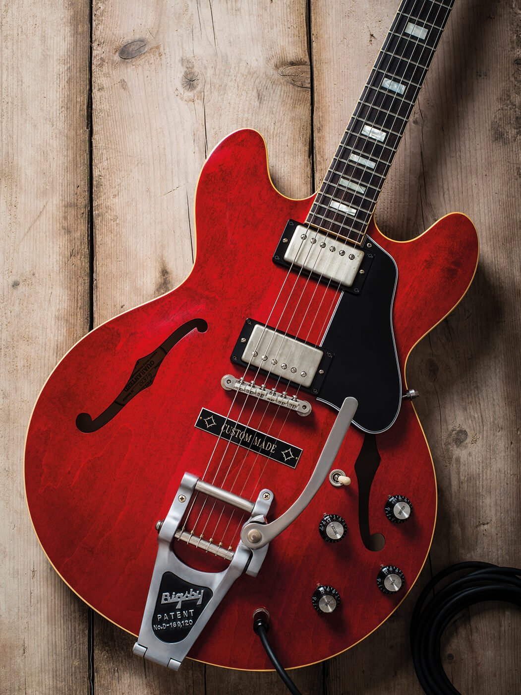 Gibson ES-335樱桃饰面与Bigsby