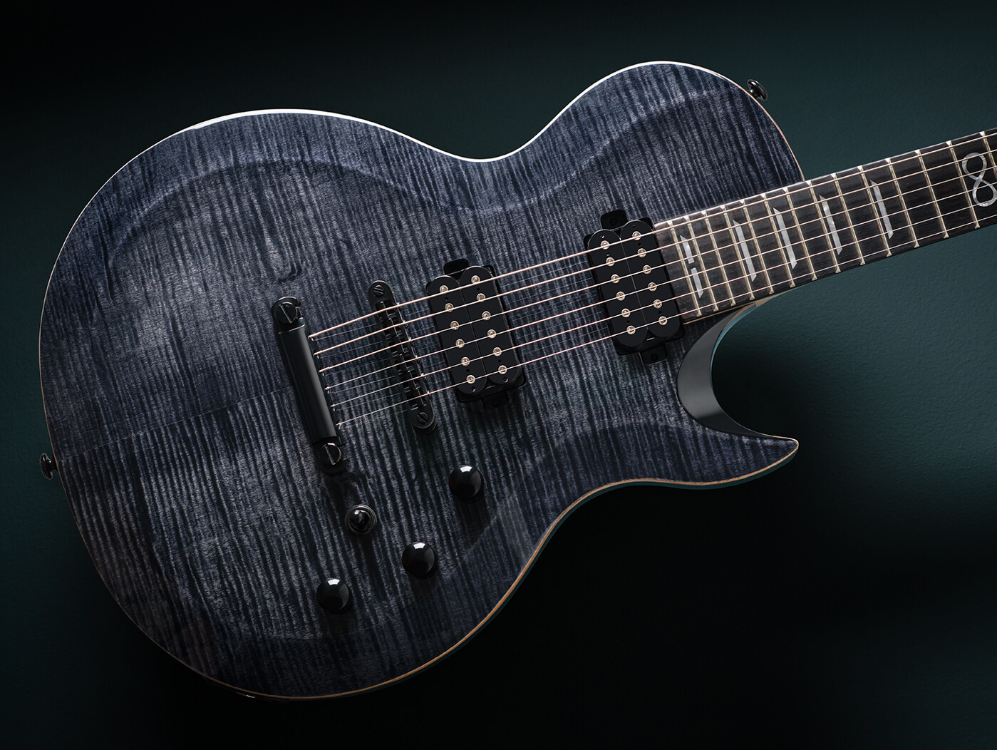 查普曼吉他V2 ML2现代标准倾斜的黑色背景