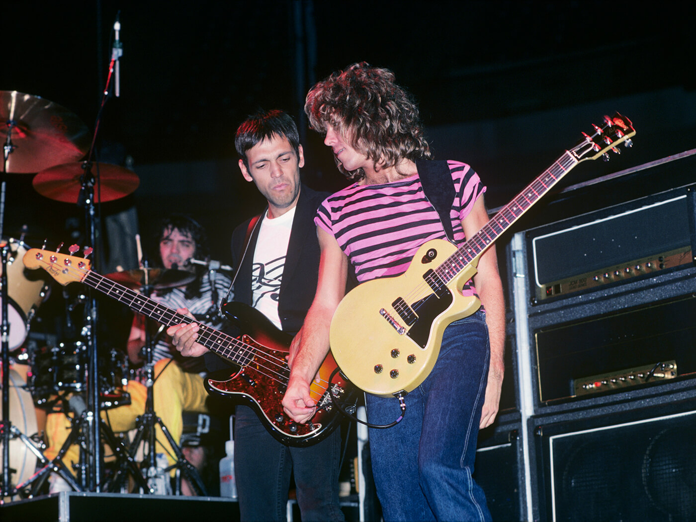 格雷格·卢本（Greg Lubahn）（左图）与比利·斯奎尔（Billy Squier）乐队一起演奏。