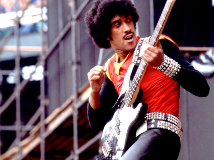 《Thin Lizzy》的菲尔·利诺特在舞台上表演。