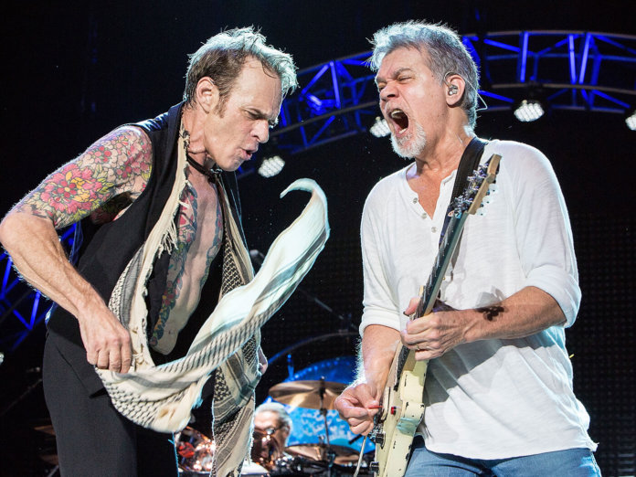David Lee Roth和Eddie Van Halen与Van Halen表演。