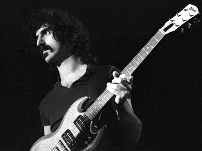 弗兰克·扎帕（Frank Zappa）在舞台上