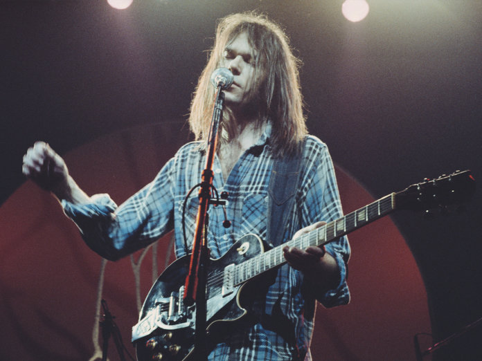 尼尔·杨（Neil Young）登上舞台