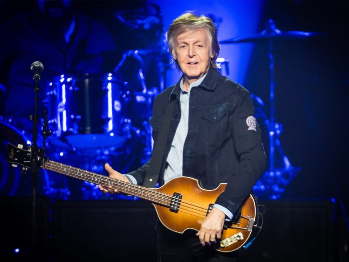 保罗·麦卡特尼（Paul McCartney）在舞台上