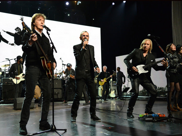 Ringo Star，Joe Walsh和Paul McCartney在舞台上