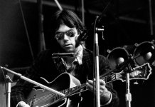 1974年Neil Youngstage