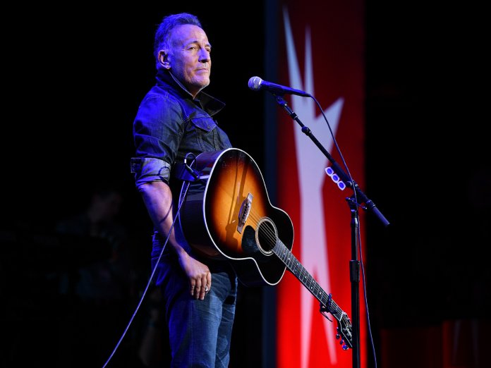 布鲁斯·斯普林斯汀（Bruce Springsteen）在舞台上