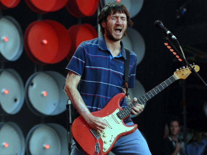 约翰Frusciante在舞台上