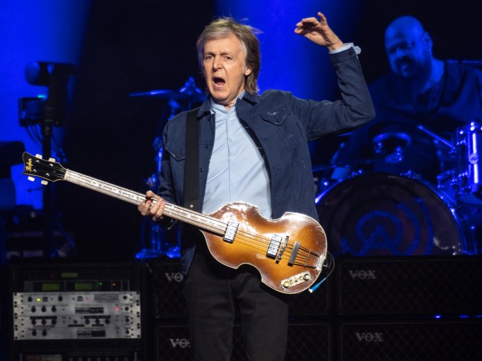 保罗·麦卡特尼（Paul McCartney）在舞台上