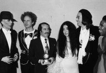 (从左至右)大卫·鲍伊、阿特·加芬克尔、保罗·西蒙、小野洋子、约翰·列侬和罗伯塔·弗莱克1975年格莱美颁奖典礼上
