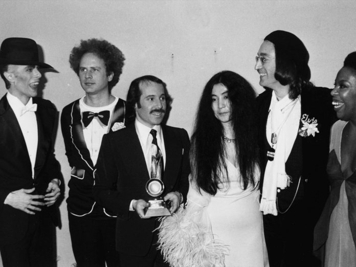 （L-R）David Bowie，Art Garfunkel，Paul Simon，Yoko Ono，John Lennon和Roberta Flack在1975年的格莱美奖