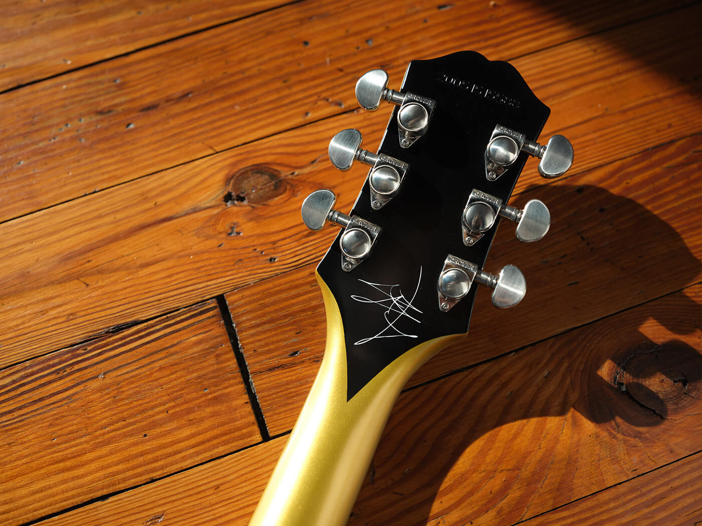 杰瑞德·詹姆斯·尼科尔斯的Epiphone Gold Glory现在可以在| Guitar.com |所有东西吉他188比分直播首页-  sports998