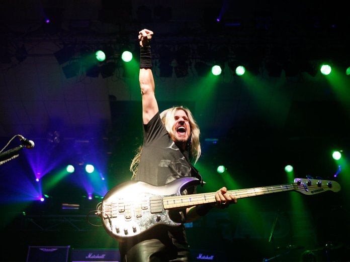 Megadeth詹姆斯Lomenzo参观贝斯手撩拨金属巡演的幕后照片