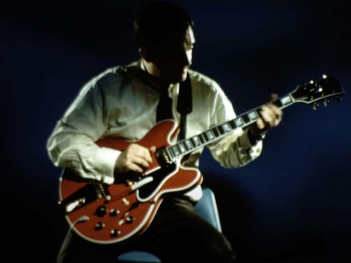 吉布森（Gibson）1967年工​​厂纪录片的男人弹吉他