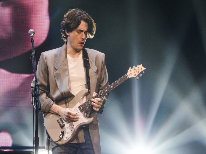 约翰·梅耶（John Mayer）在2022年音乐会上