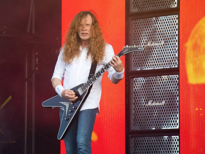 戴夫·穆斯塔恩（Dave Mustaine）在舞台上