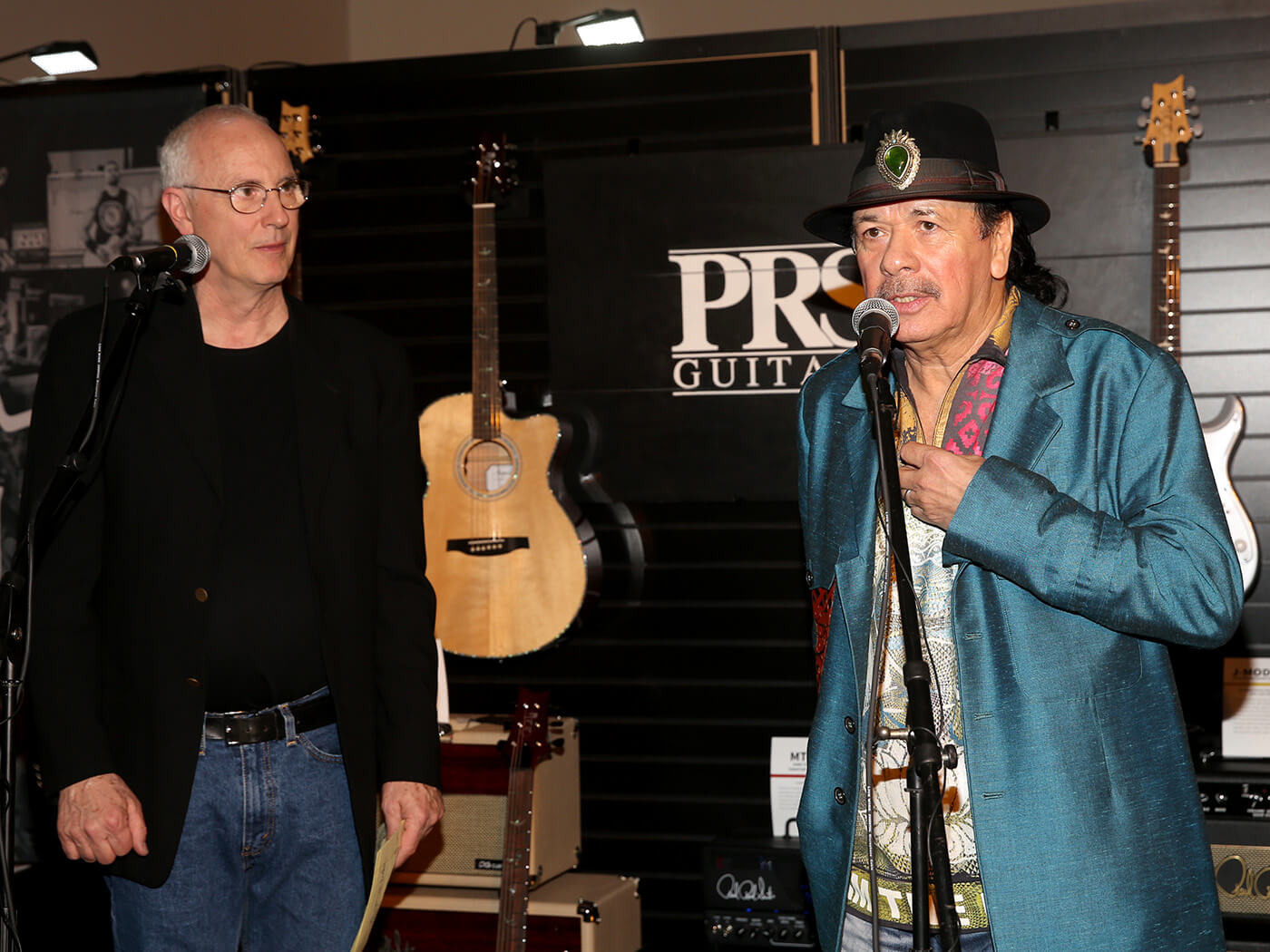 保罗·里德·史密斯（Paul Reed Smith）和卡洛斯·桑塔纳（Carlos Santana）于2019年1月24日在加利福尼亚州阿纳海姆（Anaheim）在阿纳海姆会议中心（Anaheim Convention Center）举行的2019年NAMM展览开幕日在PRS展位上发表讲话。
